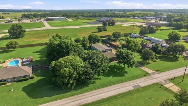 522 Preston Drive, Pottsboro, TX 75076