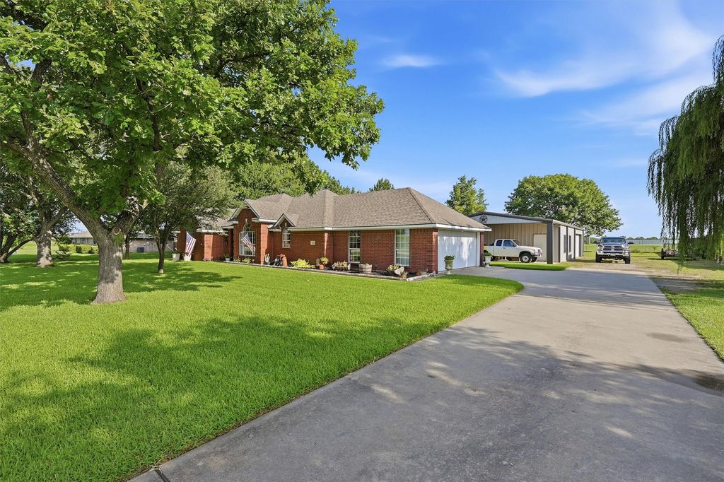 522 Preston Drive, Pottsboro, TX 75076