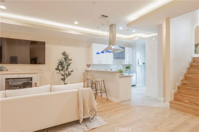 216 N Buena Vista Street 113, Burbank, CA 91505