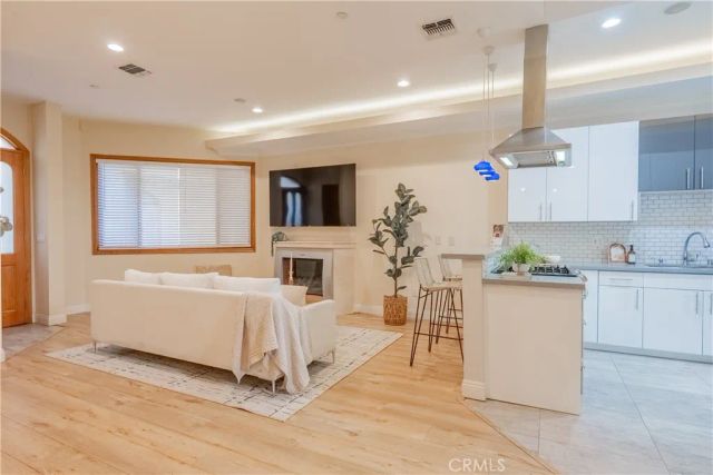 216 N Buena Vista Street 113, Burbank, CA 91505