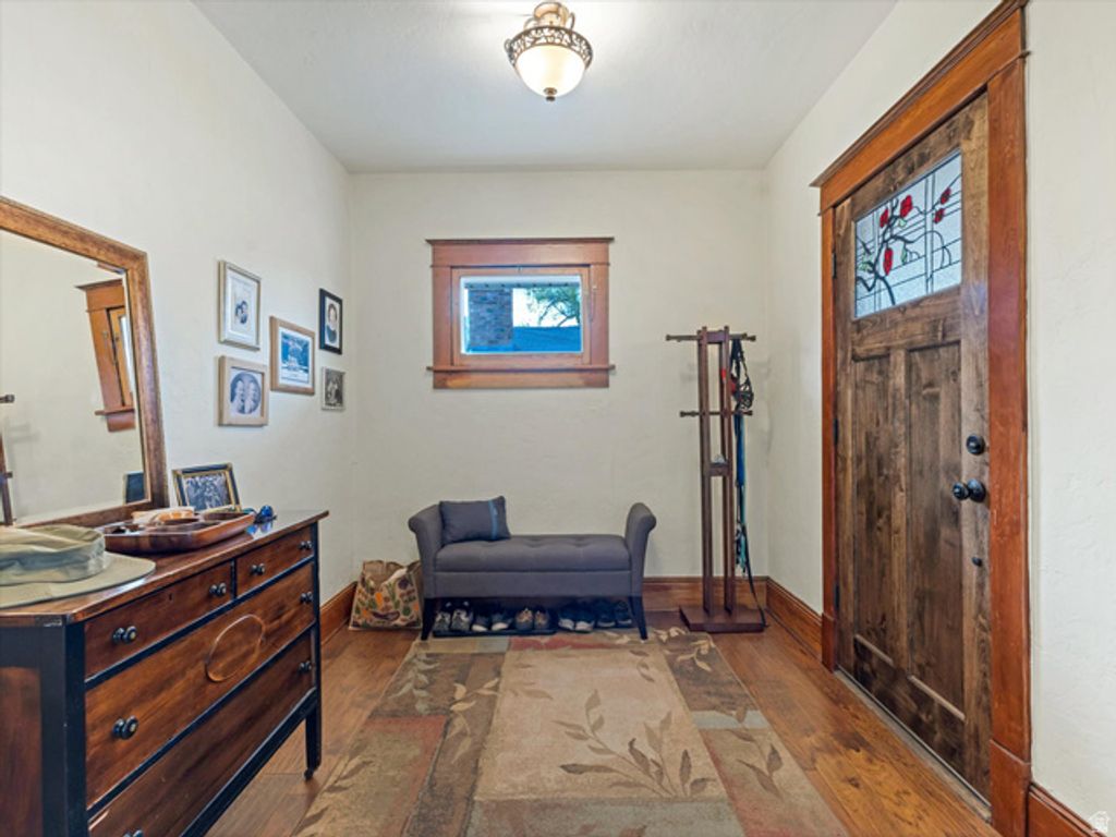 Image 5 of property listing at 718 E EMERSON AVE, Salt Lake City, UT 84105