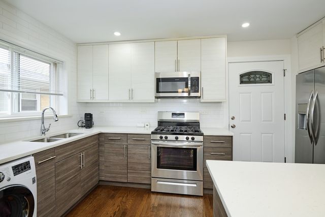 6021 N DAMEN Avenue 202, Chicago, IL 60659