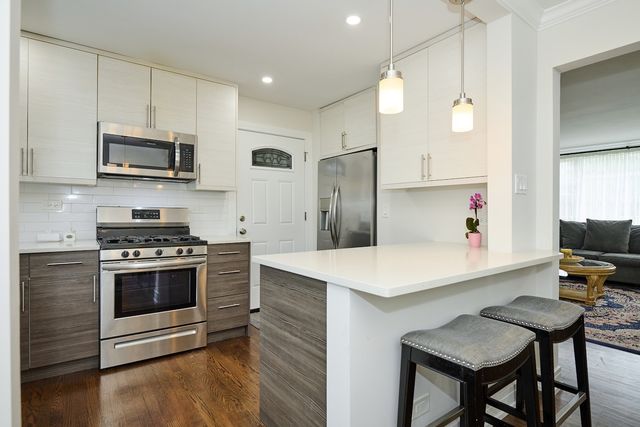 6021 N DAMEN Avenue 202, Chicago, IL 60659