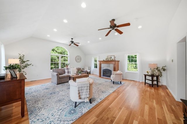 4 Brookview Circle, Tyngsborough, MA 01879