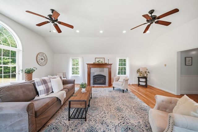 4 Brookview Circle, Tyngsborough, MA 01879