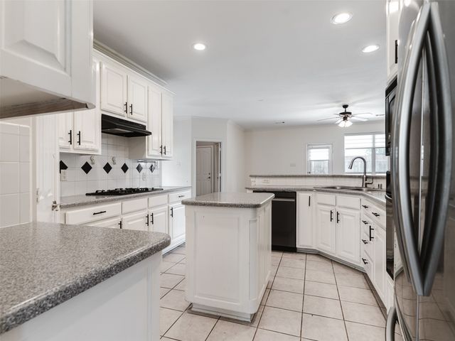5601 Glenview Lane, The Colony, TX 75056