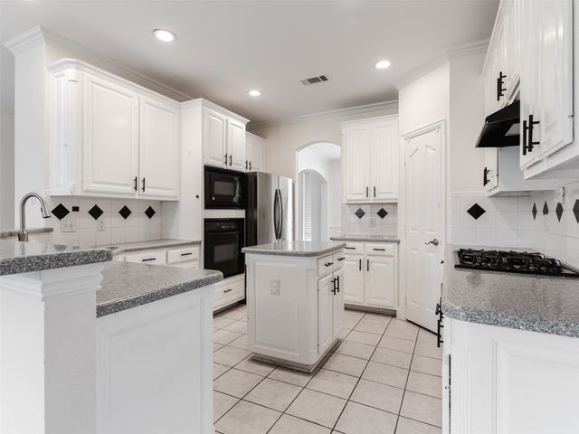 5601 Glenview Lane, The Colony, TX 75056