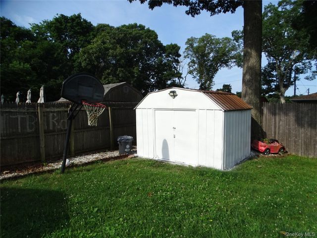 22 Newtown Avenue, Selden, NY 11784