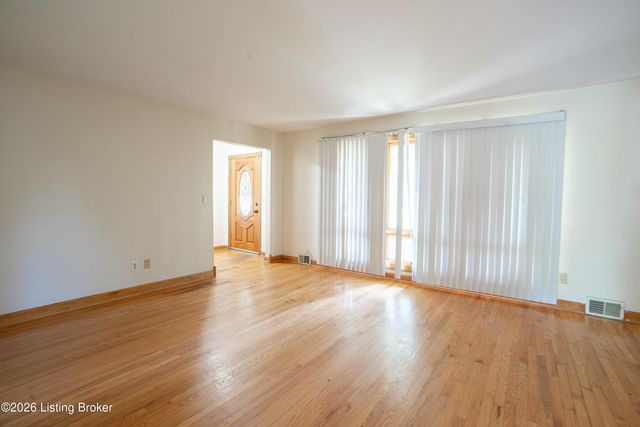 7846 St Andrews Church Rd, Louisville, KY 40214