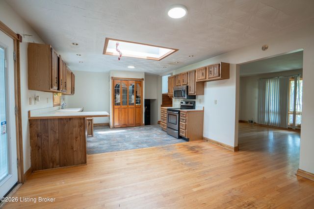 7846 St Andrews Church Rd, Louisville, KY 40214