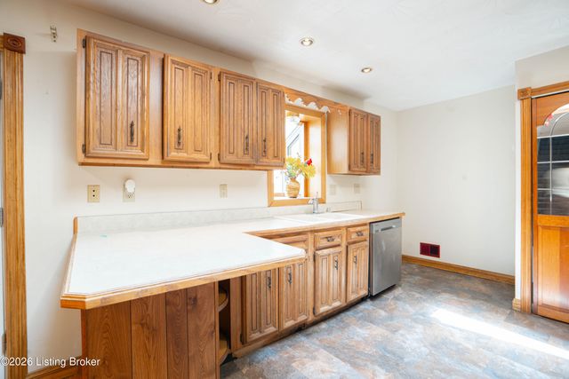 7846 St Andrews Church Rd, Louisville, KY 40214