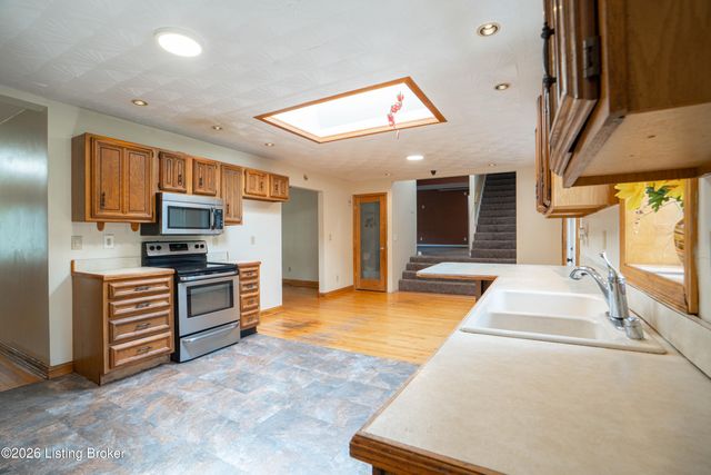 7846 St Andrews Church Rd, Louisville, KY 40214