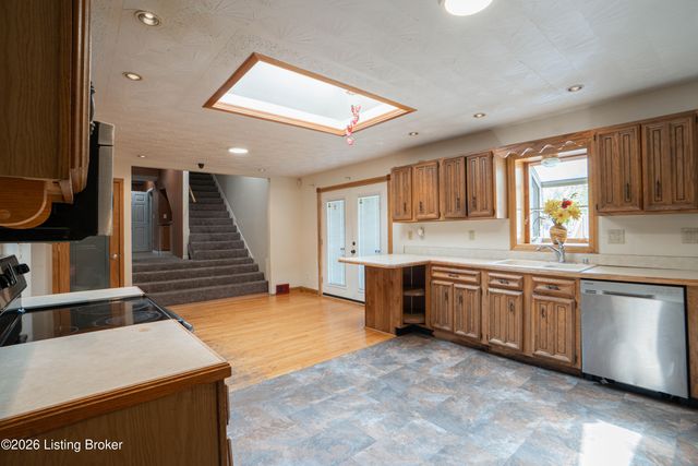 7846 St Andrews Church Rd, Louisville, KY 40214