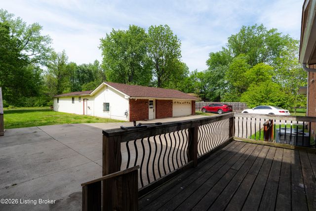 7846 St Andrews Church Rd, Louisville, KY 40214