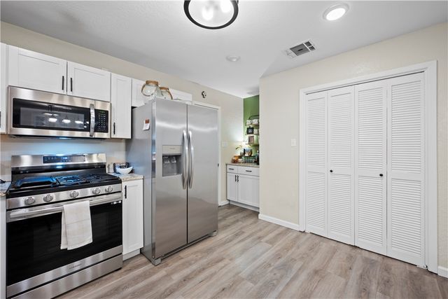 1202 S Paisano St, Rockport, TX 78382