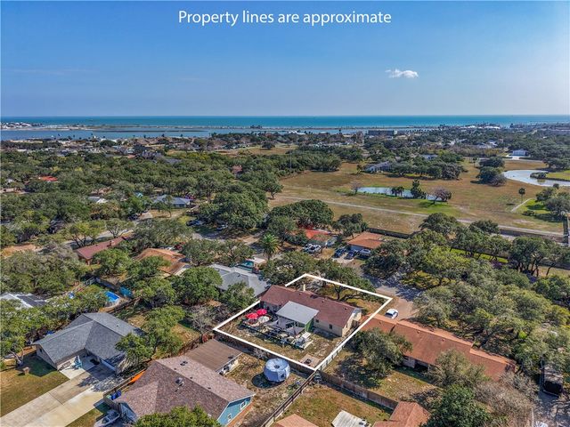 1202 S Paisano St, Rockport, TX 78382