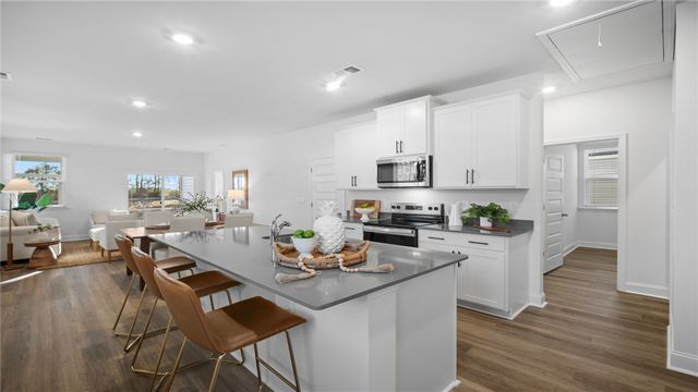 1029 Lakes Blvd, Brunswick, GA 31525