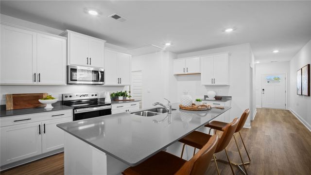 1029 Lakes Blvd, Brunswick, GA 31525