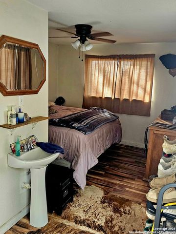208 Jeff, Pleasanton, TX 78064