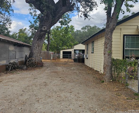 208 Jeff, Pleasanton, TX 78064