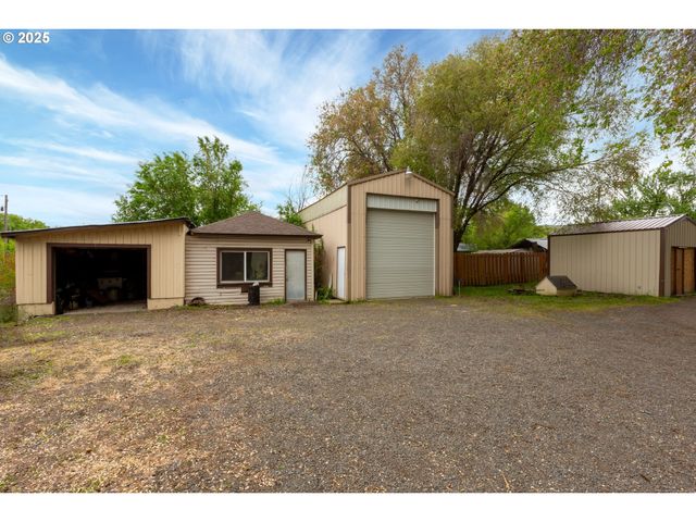 2903 N SPRUCE St, La Grande, OR 97850