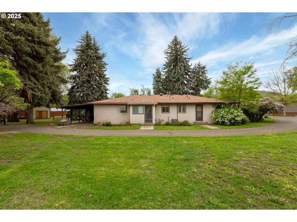 2903 N SPRUCE St, La Grande, OR 97850