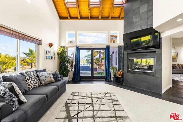 7130 Gateshead Way, Los Angeles, CA 91307