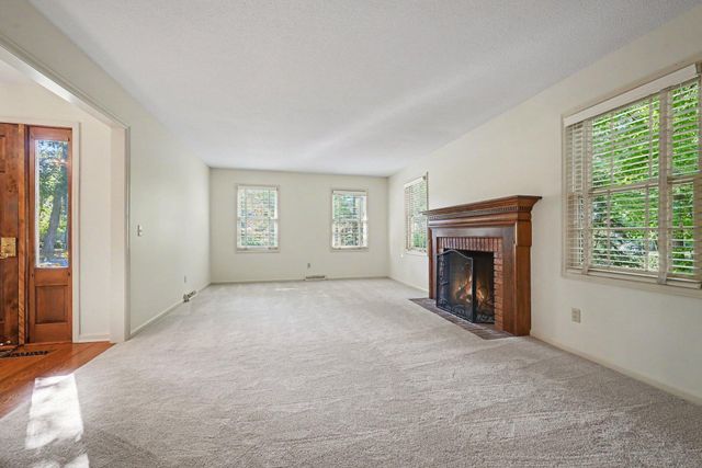 16920 5th Avenue N, Plymouth, MN 55447