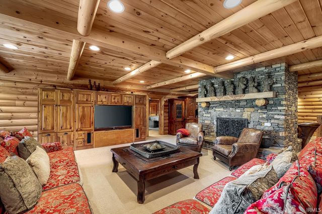 5382 E SR 162, Santa Claus, IN 47579