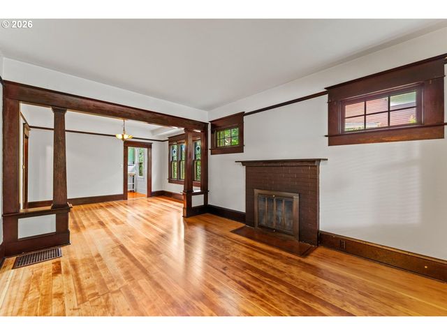 3766 Se LINCOLN St, Portland, OR 97214
