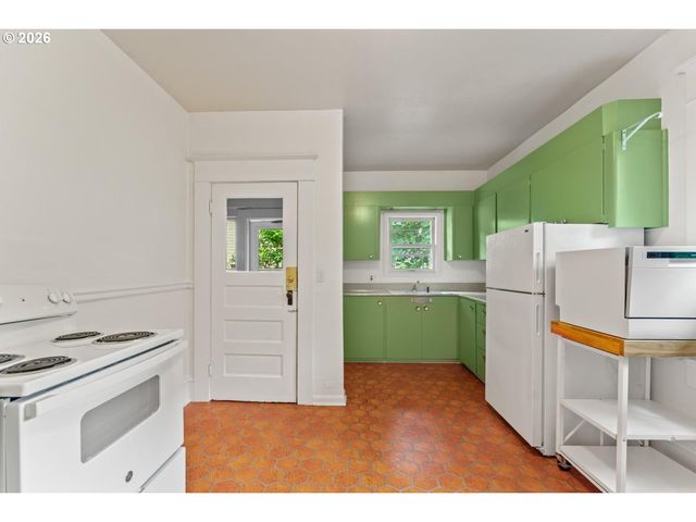 3766 Se LINCOLN St, Portland, OR 97214