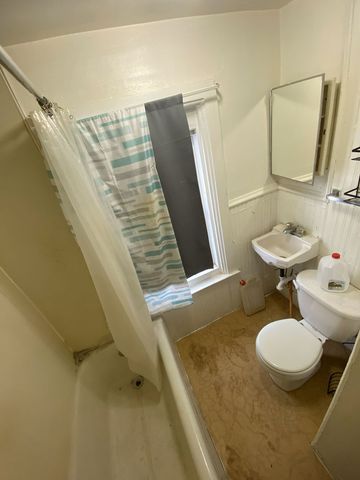 609 W Pleasant Street, Freeport, IL 61032