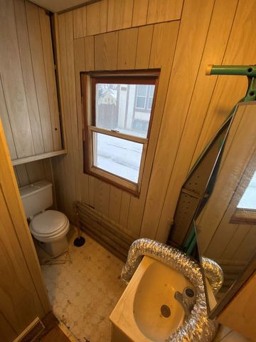 609 W Pleasant Street, Freeport, IL 61032