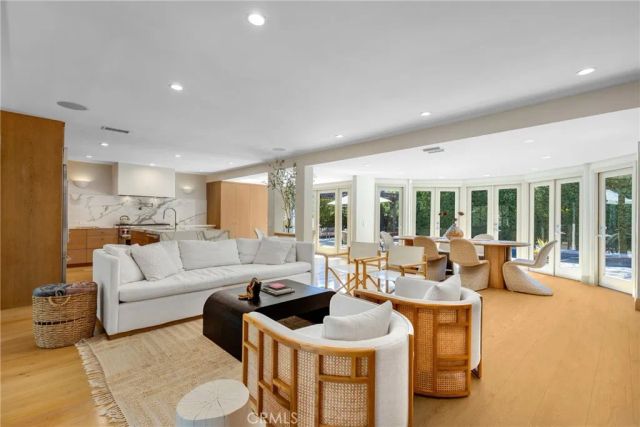4060 Harclare Lane, Encino, CA 91436