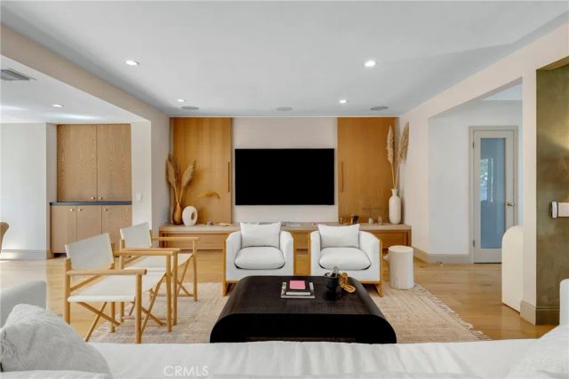 4060 Harclare Lane, Encino, CA 91436