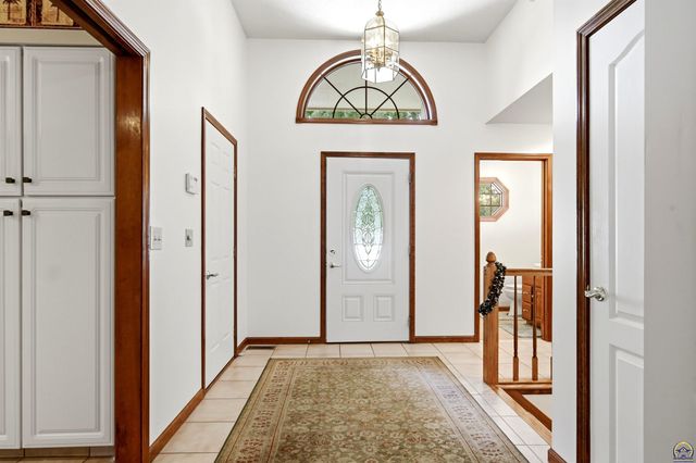 5953 SW 31st St, Topeka, KS 66614
