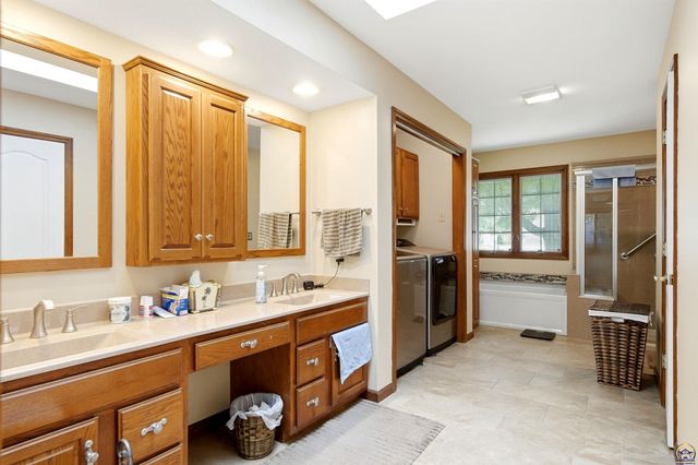 5953 SW 31st St, Topeka, KS 66614