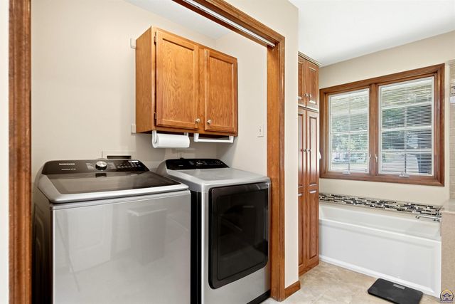 5953 SW 31st St, Topeka, KS 66614