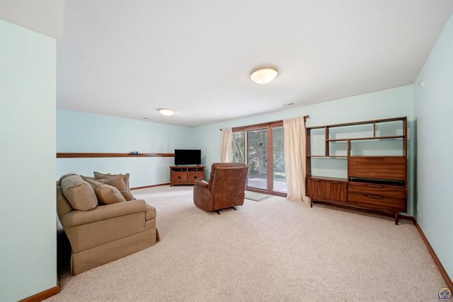 5953 SW 31st St, Topeka, KS 66614