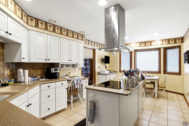 5953 SW 31st St, Topeka, KS 66614