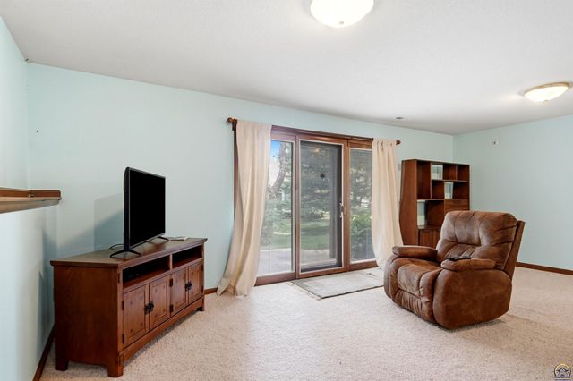 5953 SW 31st St, Topeka, KS 66614