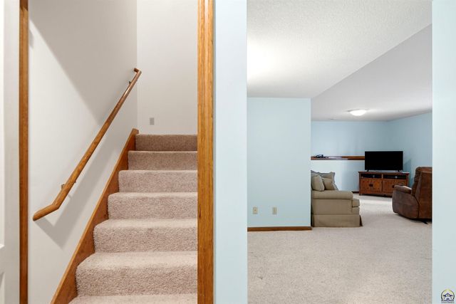 5953 SW 31st St, Topeka, KS 66614