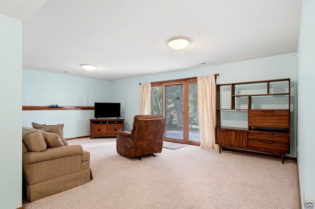 5953 SW 31st St, Topeka, KS 66614