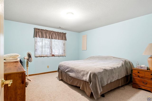 5953 SW 31st St, Topeka, KS 66614