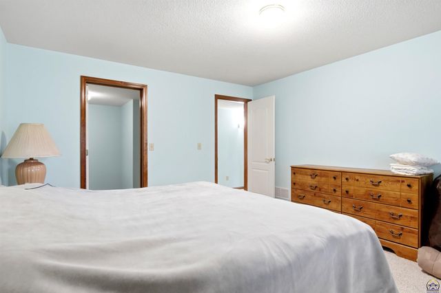 5953 SW 31st St, Topeka, KS 66614