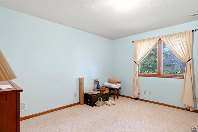 5953 SW 31st St, Topeka, KS 66614
