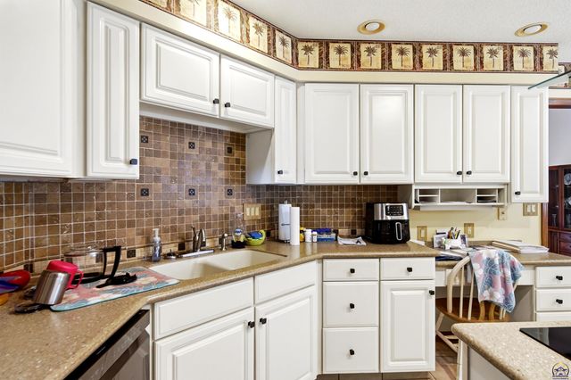 5953 SW 31st St, Topeka, KS 66614