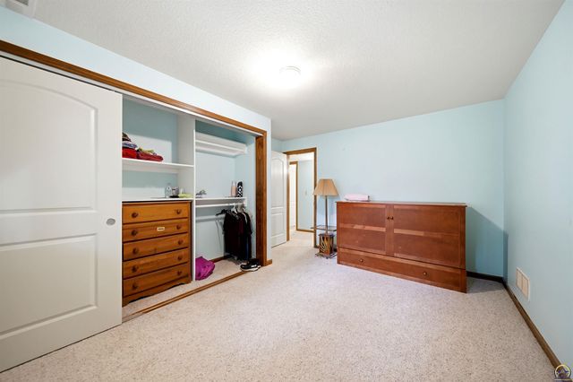 5953 SW 31st St, Topeka, KS 66614
