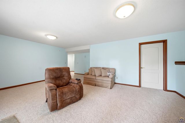 5953 SW 31st St, Topeka, KS 66614