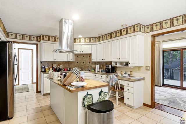 5953 SW 31st St, Topeka, KS 66614